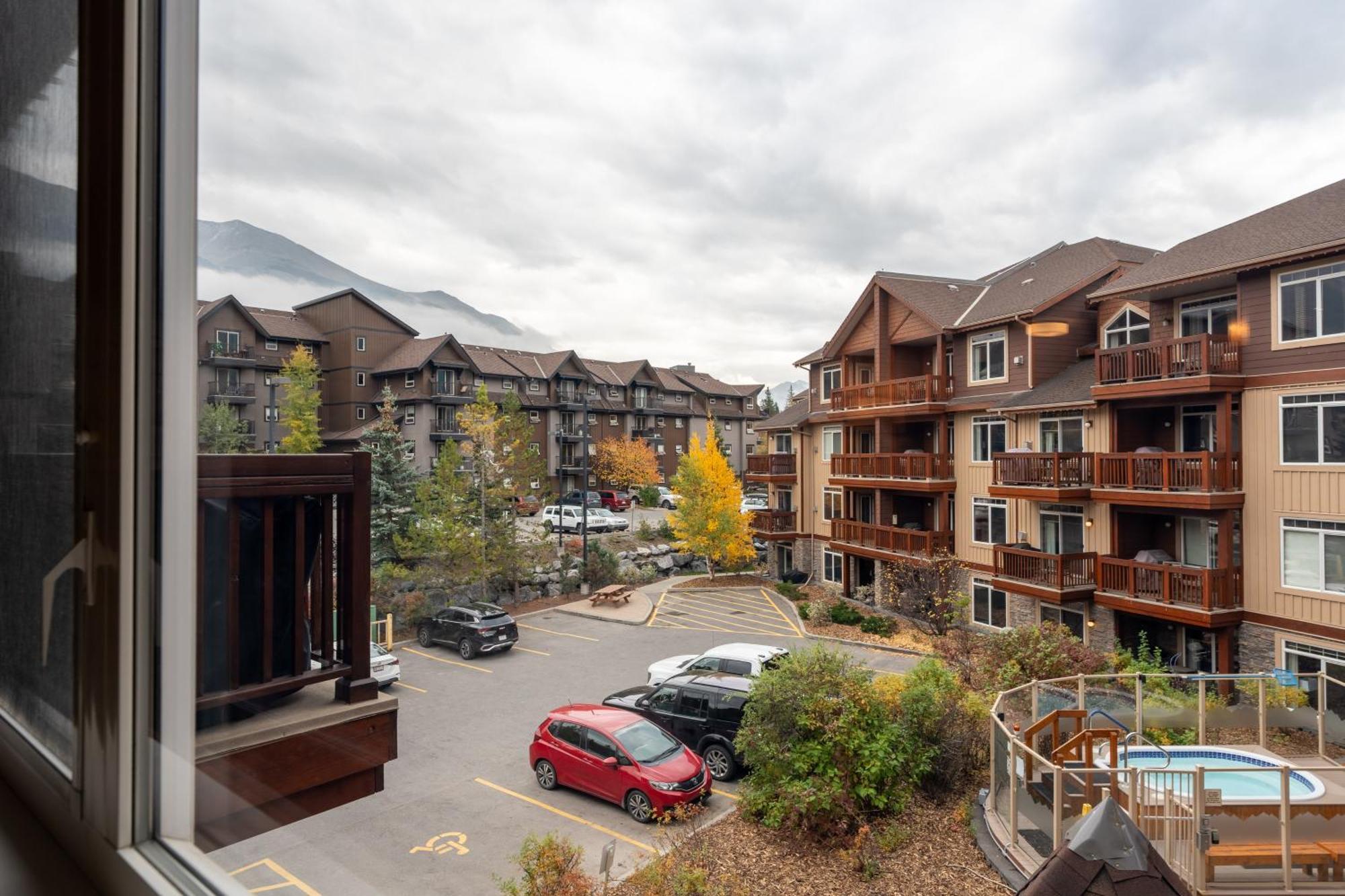 Romantic Mountain Escape - Hot Tubs & Private Balcony! Managed By Little Sister Getaways