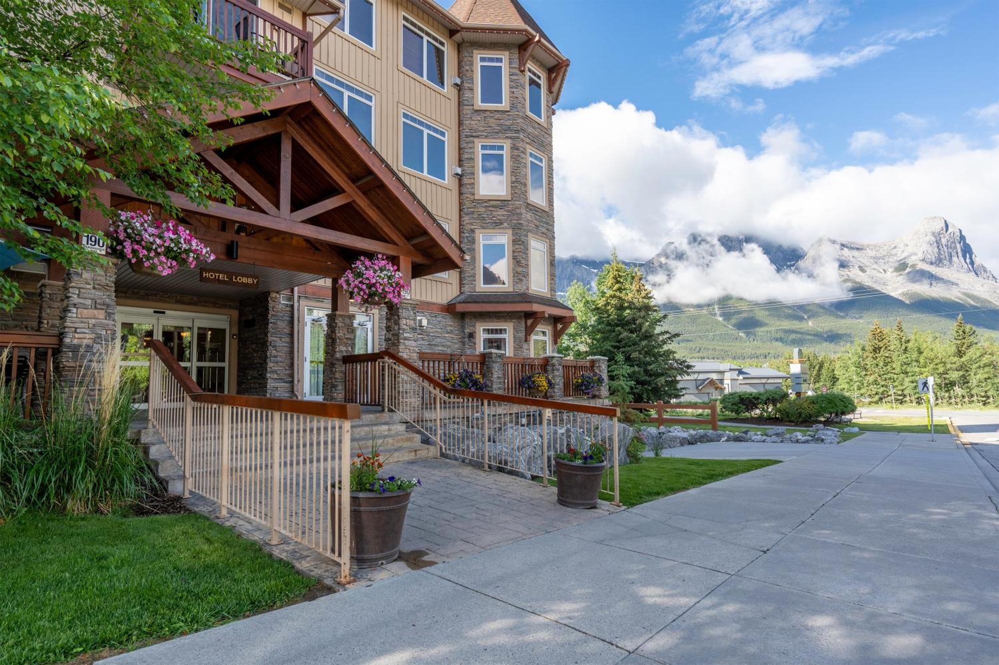 Romantic Mountain Escape - Hot Tubs & Private Balcony! Managed By Little Sister Getaways Apartment *