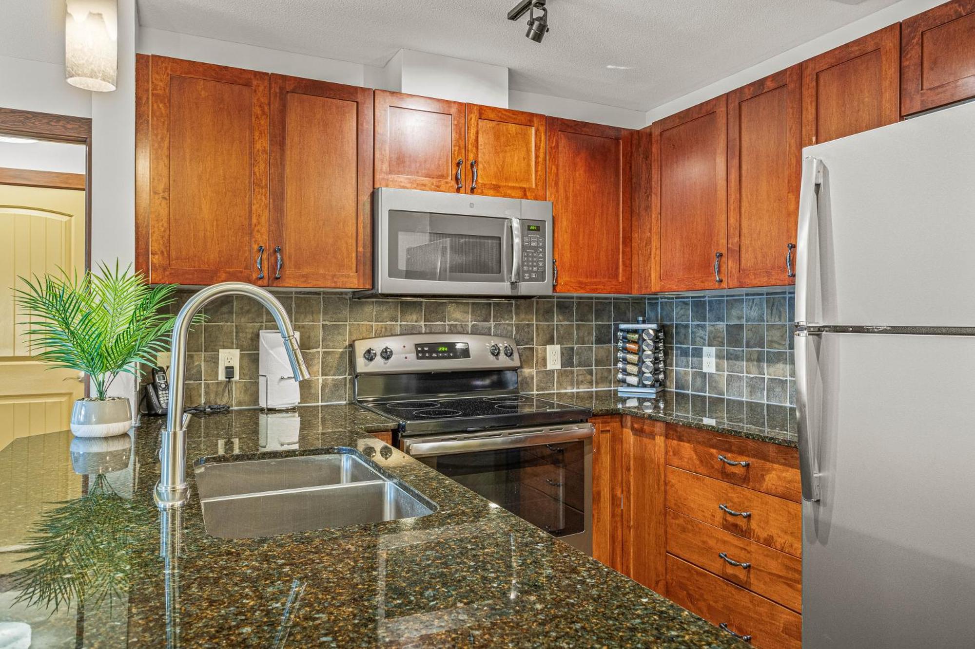 Romantic Mountain Escape - Hot Tubs & Private Balcony! Managed By Little Sister Getaways Apartment