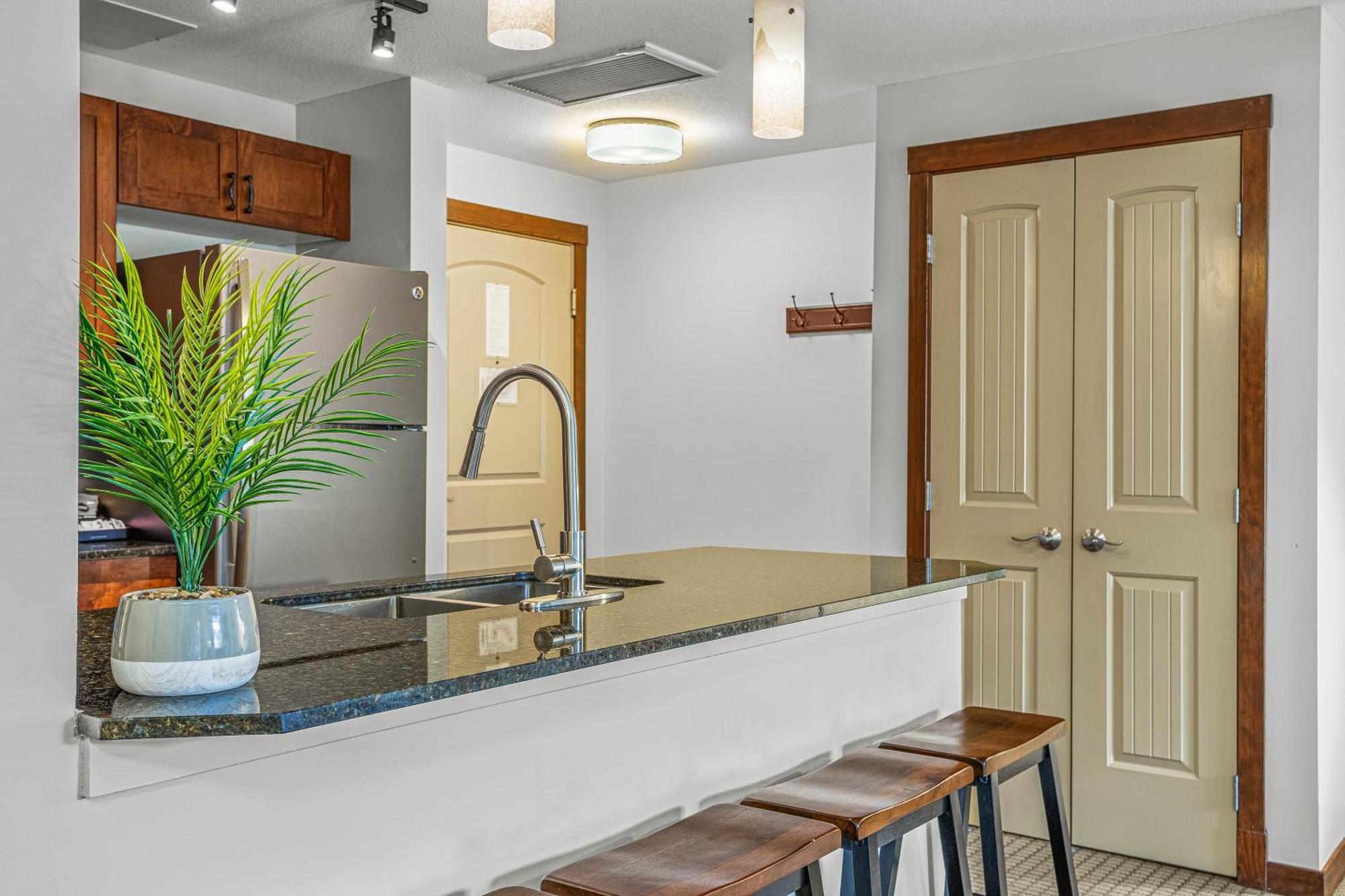 Romantic Mountain Escape - Hot Tubs & Private Balcony! Managed By Little Sister Getaways Apartment *