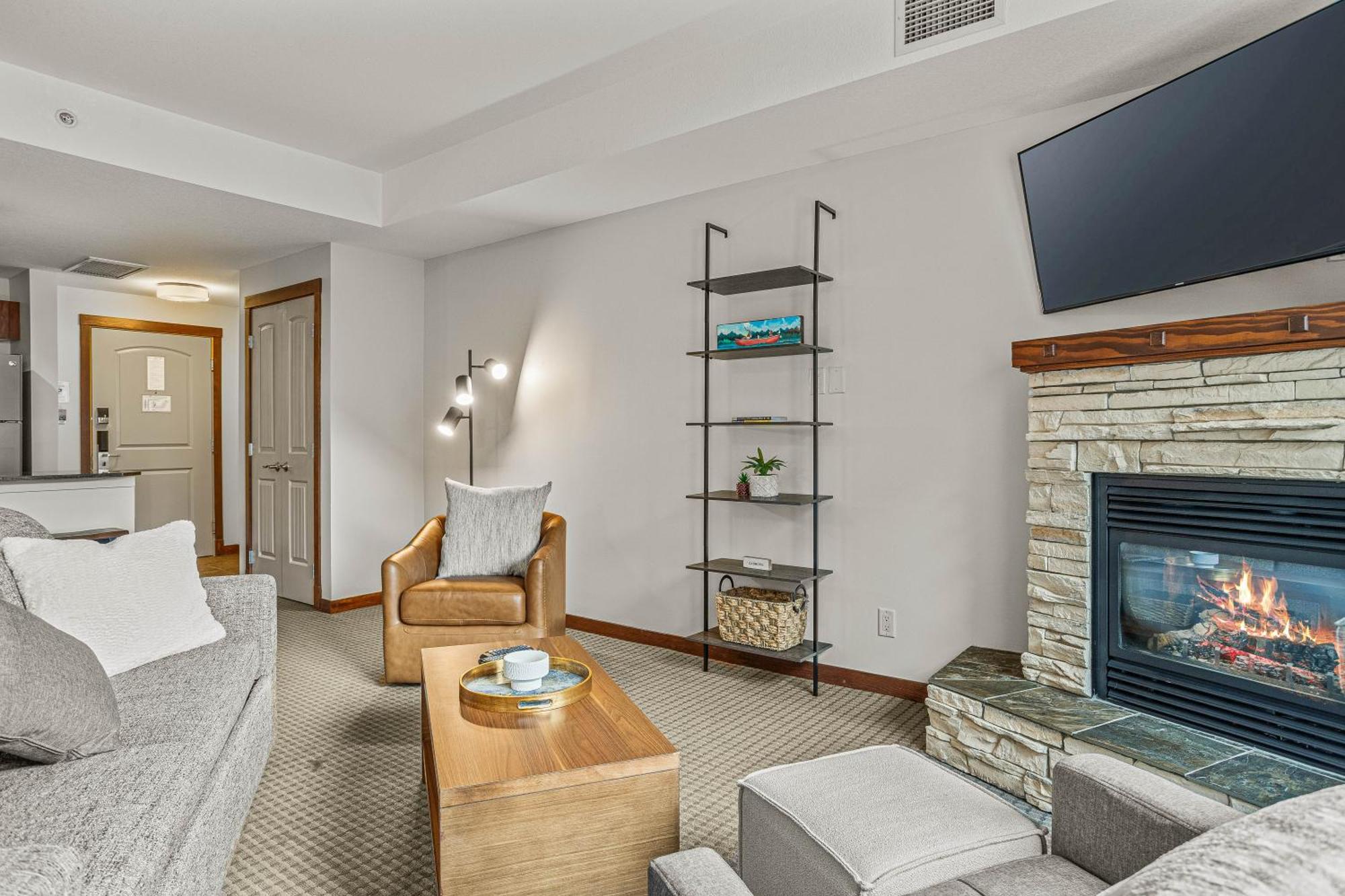 Romantic Mountain Escape - Hot Tubs & Private Balcony! Managed By Little Sister Getaways Apartment