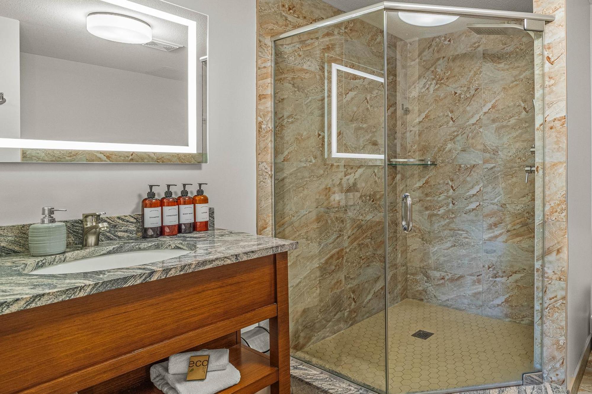 Romantic Mountain Escape - Hot Tubs & Private Balcony! Managed By Little Sister Getaways * Canmore