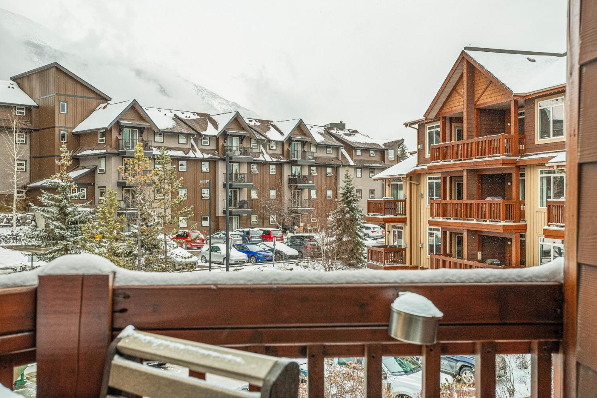 Romantic Mountain Escape - Hot Tubs & Private Balcony! Managed By Little Sister Getaways Canmore